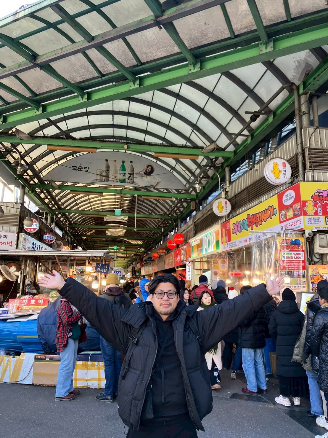 市場で両手を広げている写真