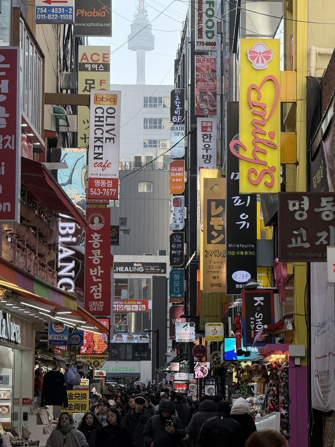 街並みと看板の写真